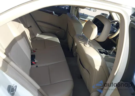 2012 Mercedes-Benz C 250 Sport z USA, uszkodzony, nr VIN WDDGF4HBXCR212565